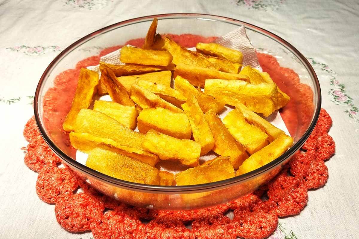 Aipim frito (Cassava fries)